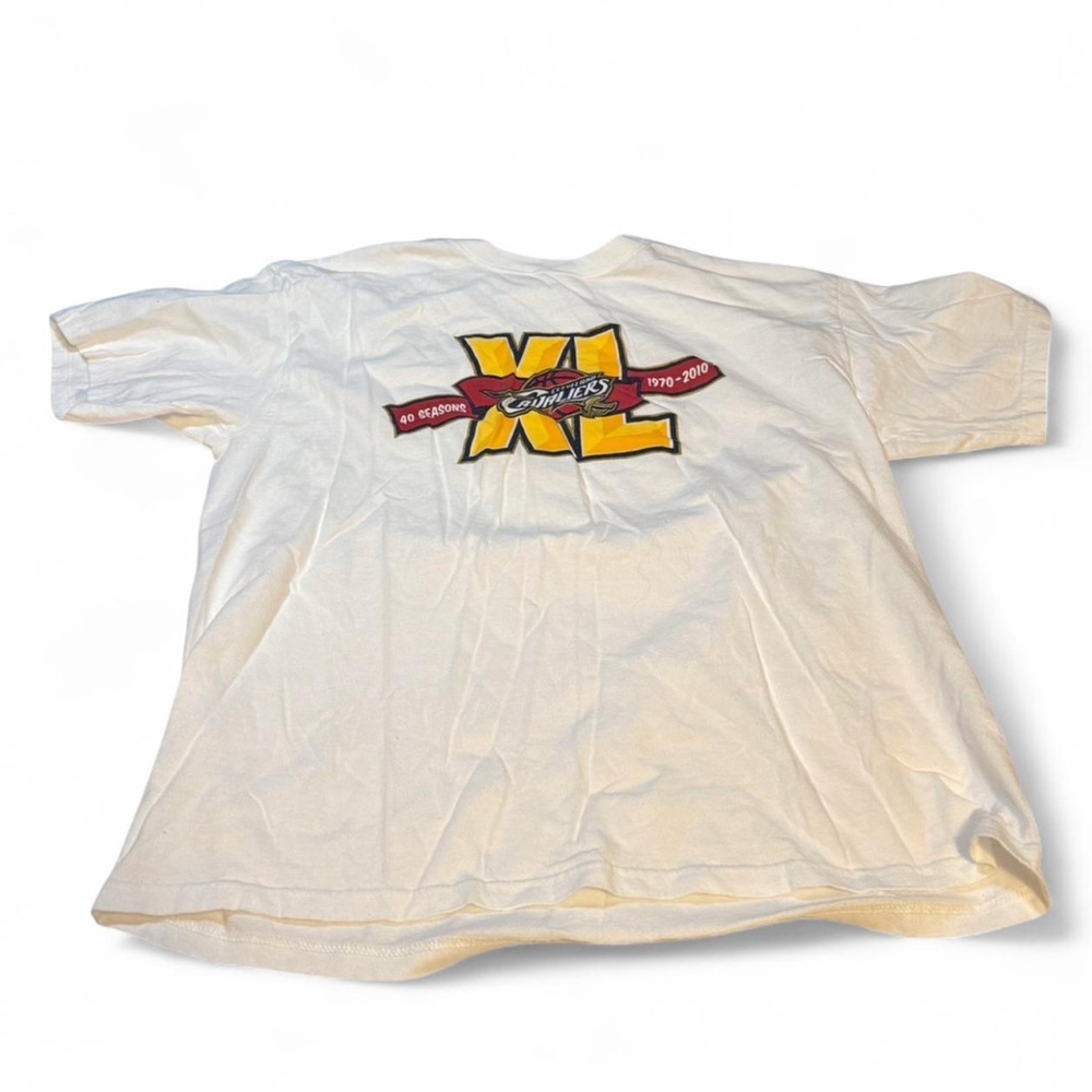 Cleveland Cavs White Graphic Tee with Bold Yellow 'XL' Back Logo